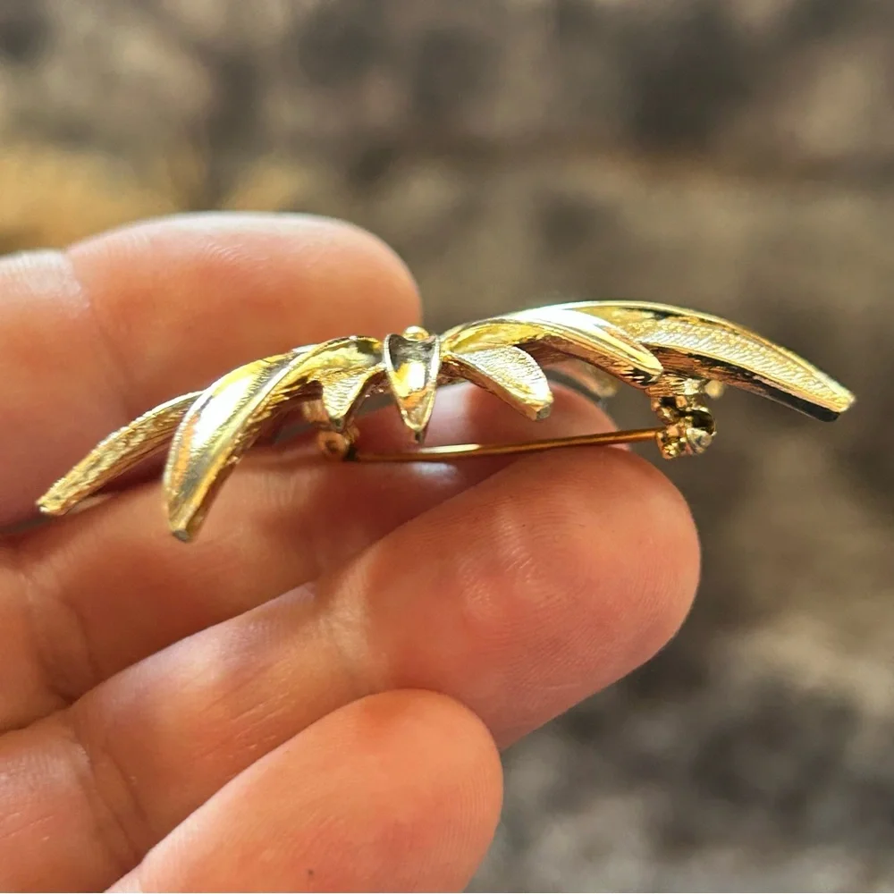 Vintage Sarah Coventry gold tone starburst brooch pin